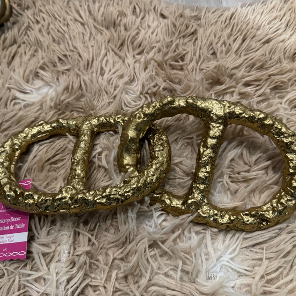 BRAND NEW WITH TAGS GOLD TEXTURED “LINK” DECOR PIECE